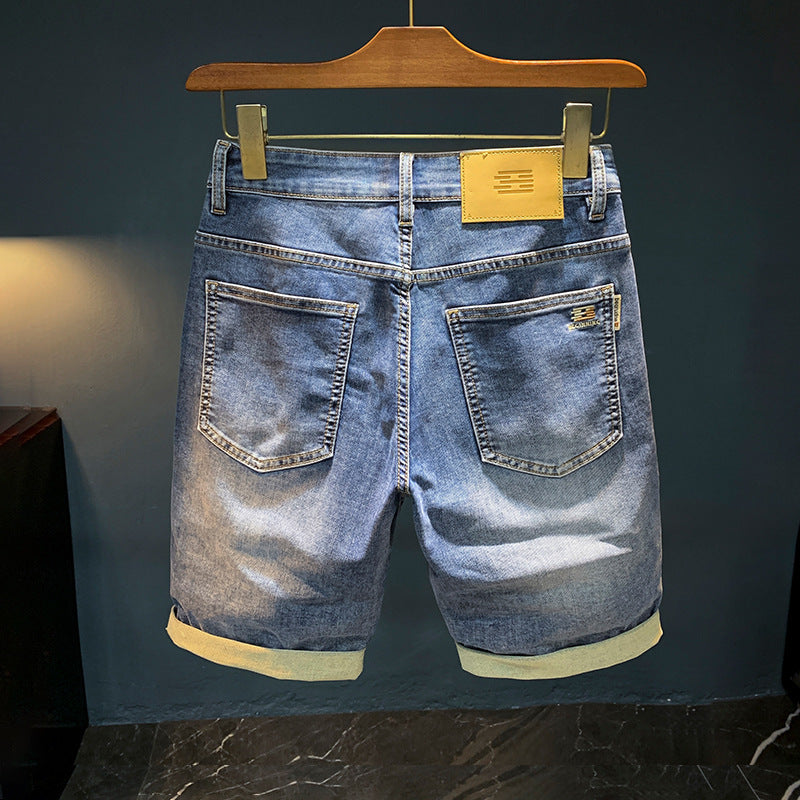 Jean court pour homme, coupe large et droite, denim bleu clair délavé, léger pour l'été, style décontracté.