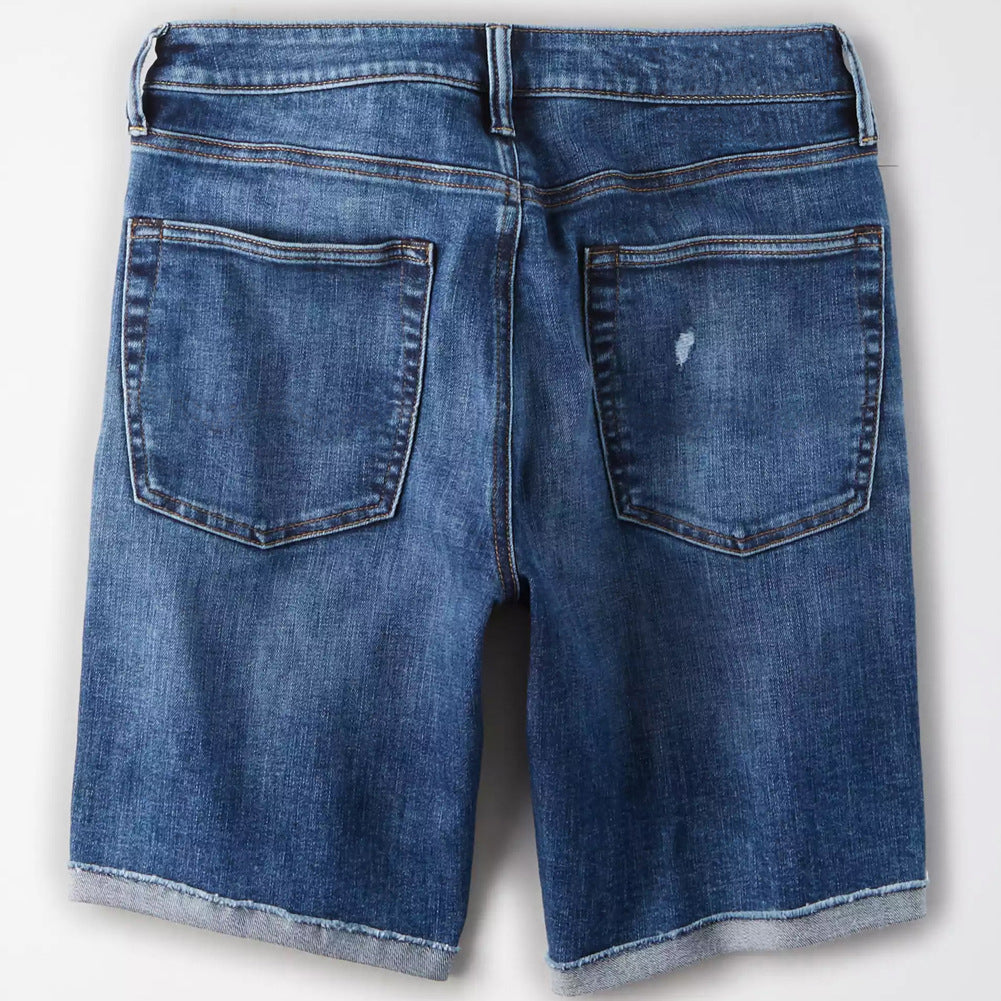 Short en jean stretch déchiré pour homme, style jeune et tendance high street, coupe étroite aux chevilles.