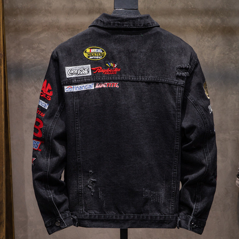 Veste en jean pour homme style urbain décontracté, coupe ample, détails brodés et badges, effet usé tendance, idéale pour un look jeune et stylé.