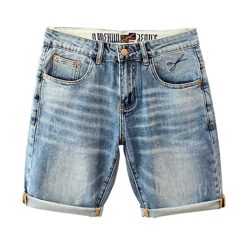Pantalon mi-long simple et polyvalent, en jean bleu délavé, coupe décontractée pour homme.