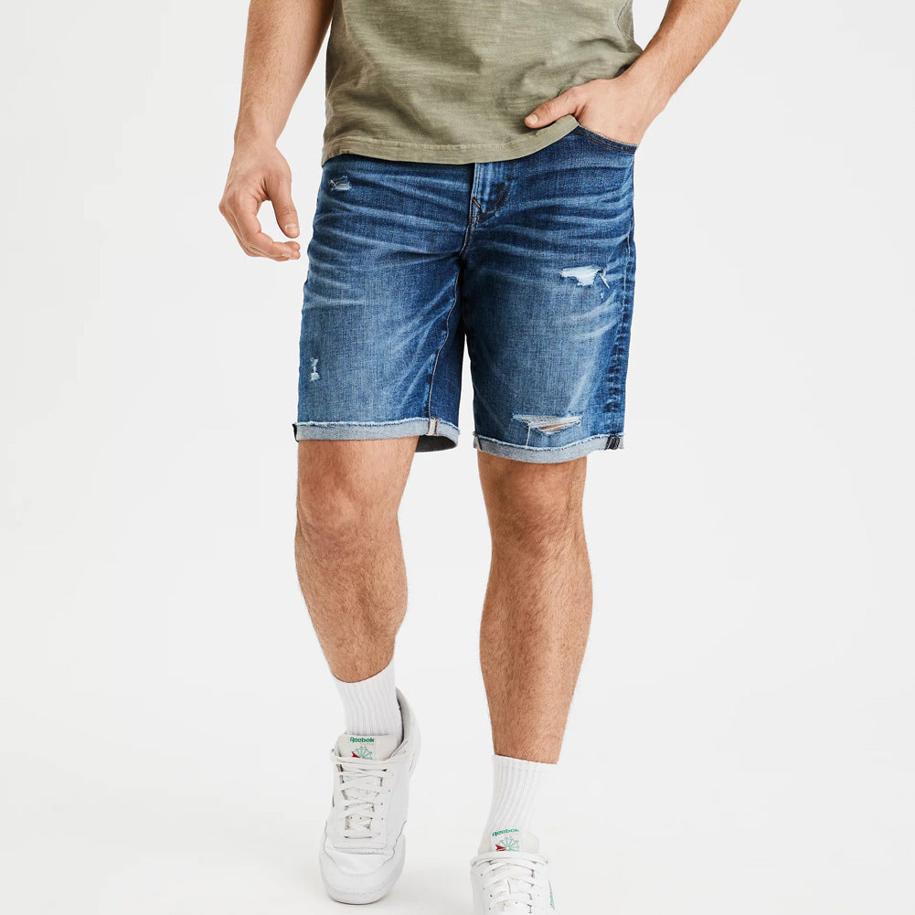 Short en jean stretch déchiré pour homme, style jeune et tendance high street, coupe étroite aux chevilles.
