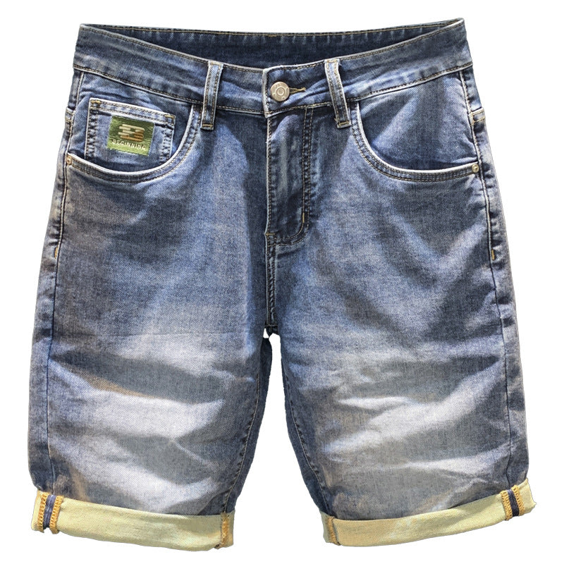 Jean court pour homme, coupe large et droite, denim bleu clair délavé, léger pour l'été, style décontracté.