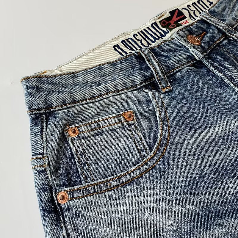 Pantalon mi-long simple et polyvalent, en jean bleu délavé, coupe décontractée pour homme.