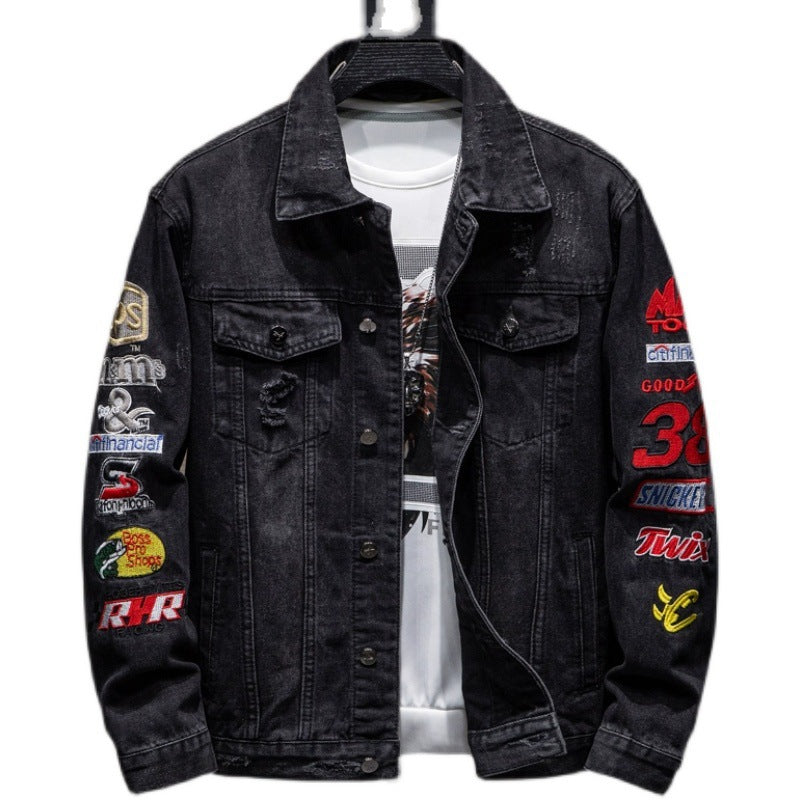 Veste en jean pour homme style urbain décontracté, coupe ample, détails brodés et badges, effet usé tendance, idéale pour un look jeune et stylé.