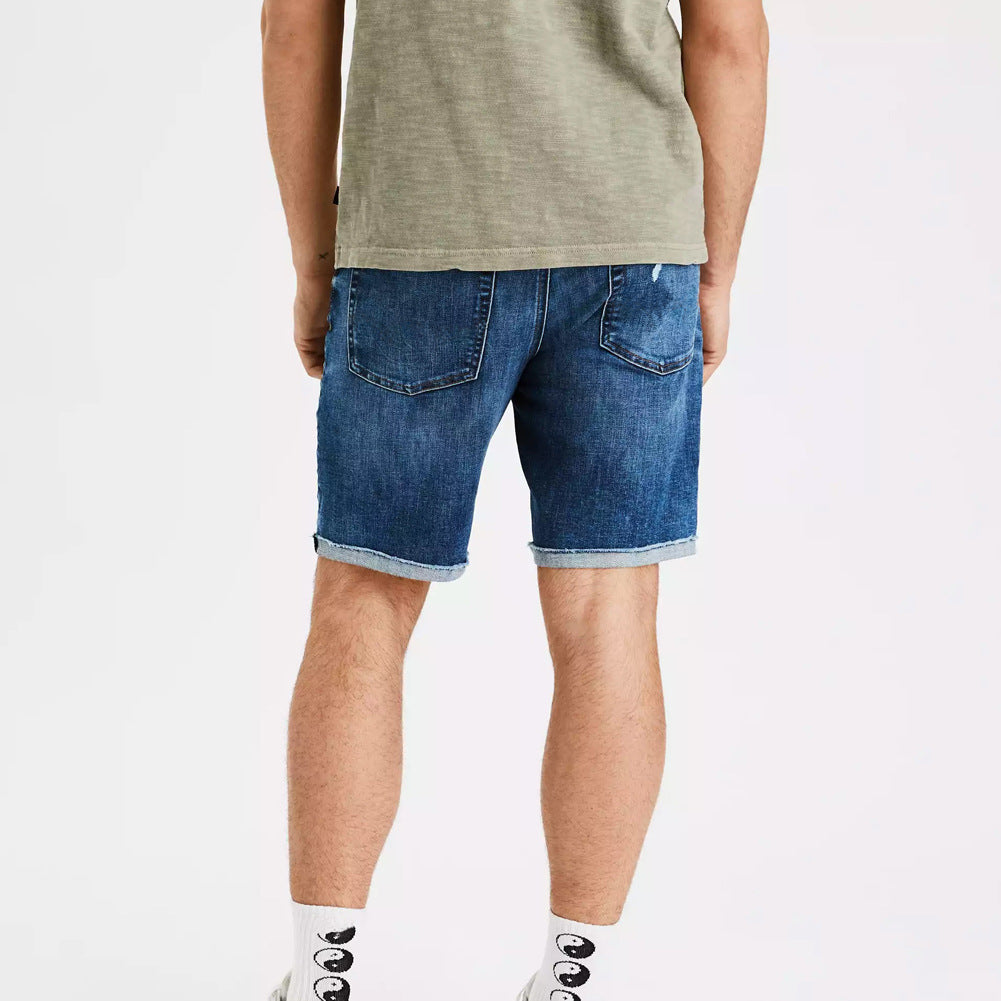 Short en jean stretch déchiré pour homme, style jeune et tendance high street, coupe étroite aux chevilles.