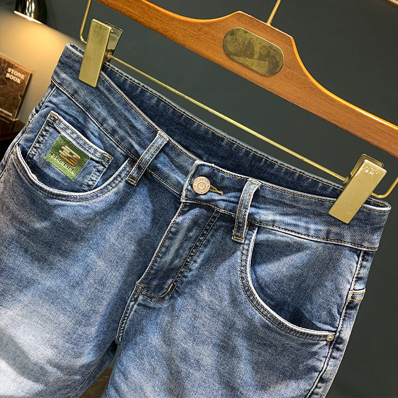 Jean court pour homme, coupe large et droite, denim bleu clair délavé, léger pour l'été, style décontracté.