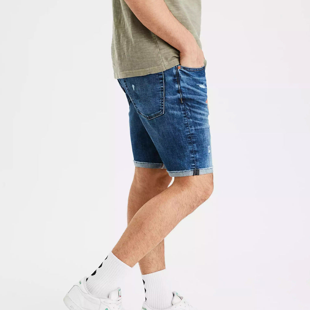 Short en jean stretch déchiré pour homme, style jeune et tendance high street, coupe étroite aux chevilles.