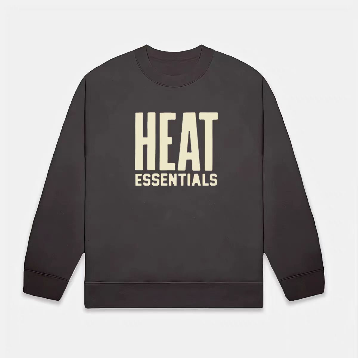 Sweat-shirt homme en molleton doux manches longues, col rond, coupe confortable, détails à double ligne, style épuré inspiré de la tendance streetwear.