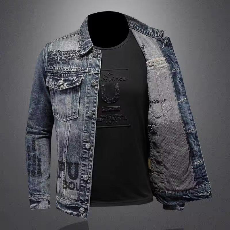 Veste en jean pour homme style streetwear européen et américain, col à revers, coupe mi-saison, inspiration motard, look audacieux et tendance.