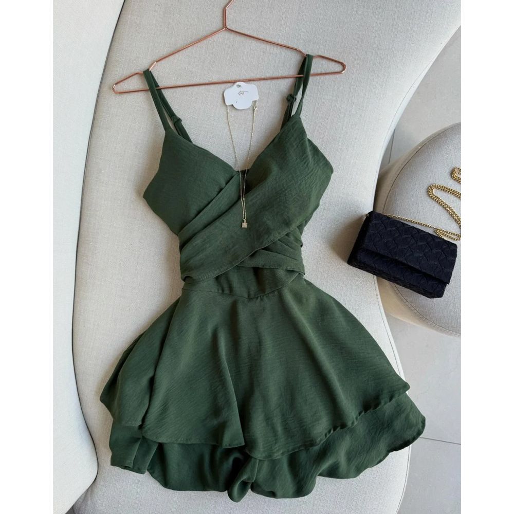 Robe d'été japonaise style vintage sweet, sans manches, couleur verte, coupe ajustée et jupe courte, idéale pour les journées en forêt.
