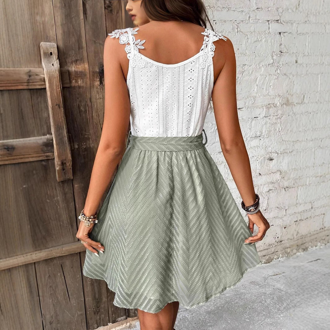 Robe d'été décontractée pour femme, style européen et américain, avec détails en dentelle et coupe idéale pour les vacances.