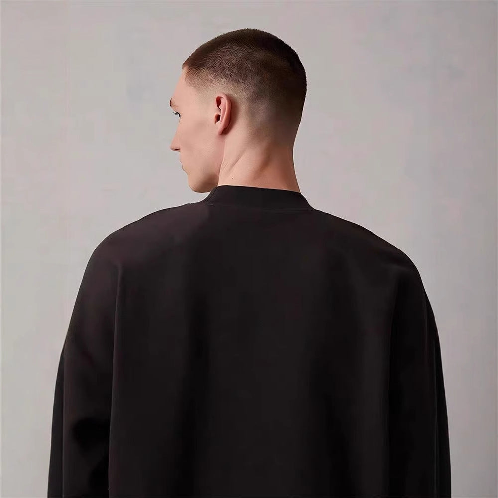 Sweat-shirt homme en molleton doux manches longues, col rond, coupe confortable, détails à double ligne, style épuré inspiré de la tendance streetwear.