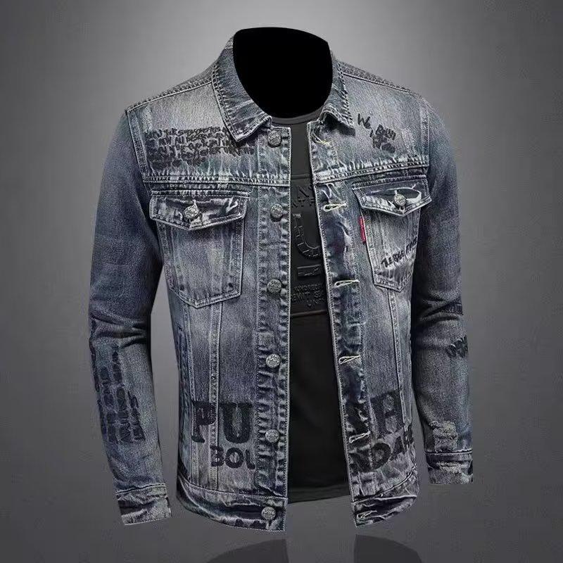 Veste en jean pour homme style streetwear européen et américain, col à revers, coupe mi-saison, inspiration motard, look audacieux et tendance.