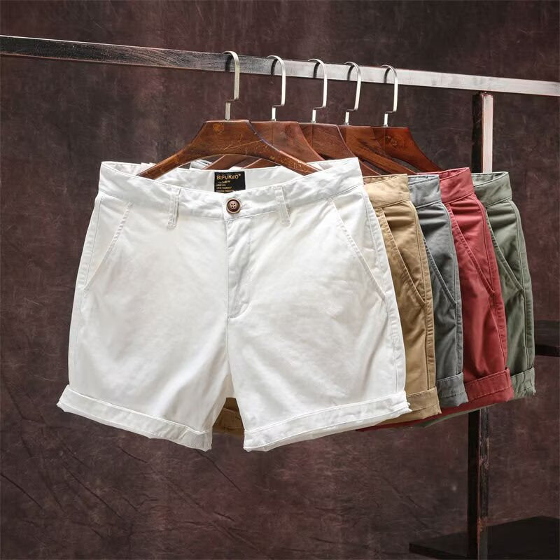 Pantalon court homme trois-quarts en coton pur, coupe ajustée pour silhouette musclée, style léger et luxueux, inspiration business britannique.