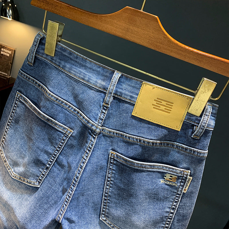 Jean court pour homme, coupe large et droite, denim bleu clair délavé, léger pour l'été, style décontracté.