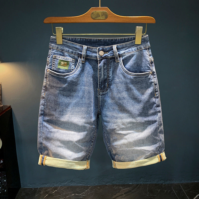 Jean court pour homme, coupe large et droite, denim bleu clair délavé, léger pour l'été, style décontracté.