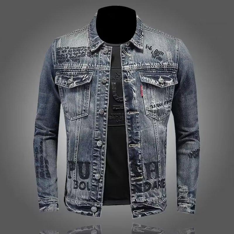 Veste en jean pour homme style streetwear européen et américain, col à revers, coupe mi-saison, inspiration motard, look audacieux et tendance.