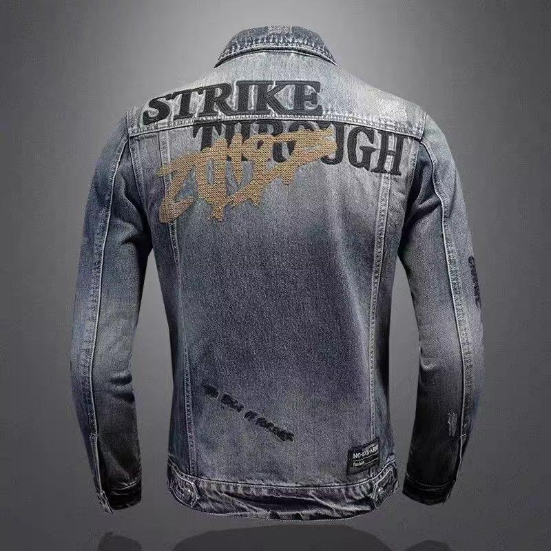Veste en jean pour homme style streetwear européen et américain, col à revers, coupe mi-saison, inspiration motard, look audacieux et tendance.