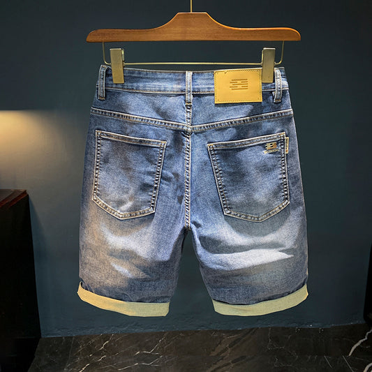 Jean court pour homme, coupe large et droite, denim bleu clair délavé, léger pour l'été, style décontracté.