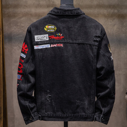 Veste en jean pour homme  style urbain décontracté, coupe ample, détails brodés et badges, effet usé tendance, idéale pour un look jeune et stylé.