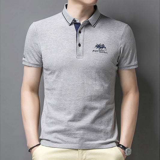Polo homme grande taille, manches courtes, col à revers, brodé, style business casual, tenue idéale pour homme d'âge moyen.