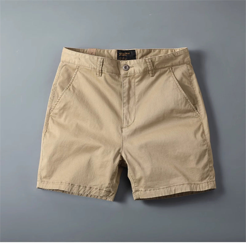 Short cargo homme en coton stretch, style casual américain, coupe droite et ajustée, tendance estivale, coloris kaki à quatre poches.