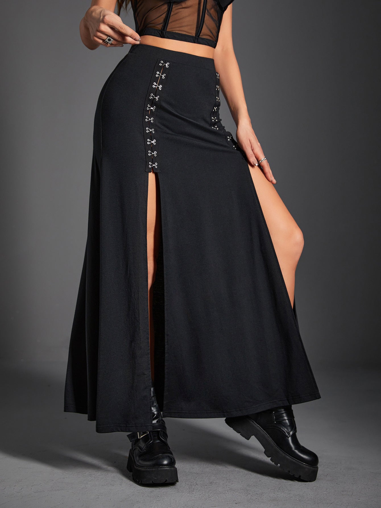 Jupe Gothique Sexy avec Fente & Détails Métal  Look Dark Rétro