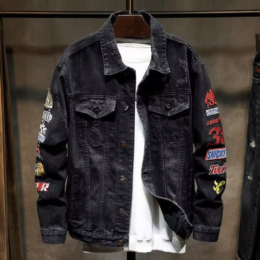 Veste en jean pour homme  style urbain décontracté, coupe ample, détails brodés et badges, effet usé tendance, idéale pour un look jeune et stylé.
