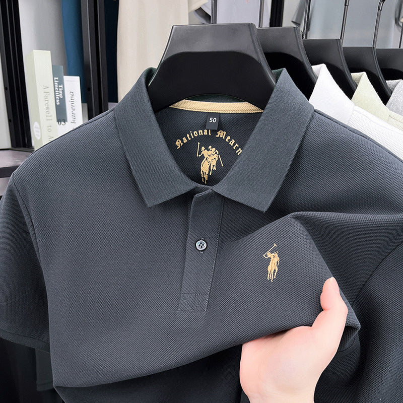 Polo homme en coton pur, manches courtes, col à revers, broderie poney, coupe standard, tissu respirant, modèle estival tendance.