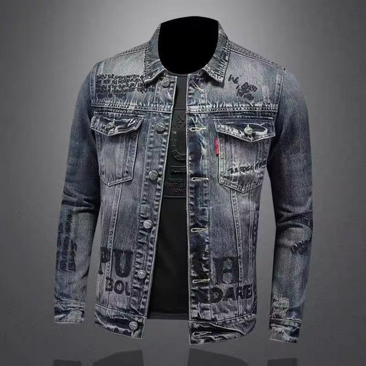 Veste en jean pour homme  style streetwear européen et américain, col à revers, coupe mi-saison, inspiration motard, look audacieux et tendance.