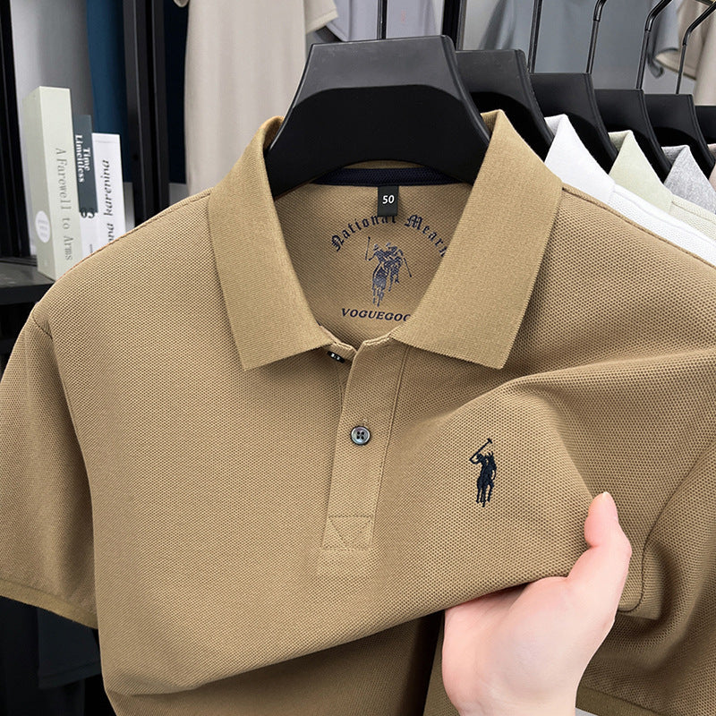 Polo homme en coton pur, manches courtes, col à revers, broderie poney, coupe standard, tissu respirant, modèle estival tendance.