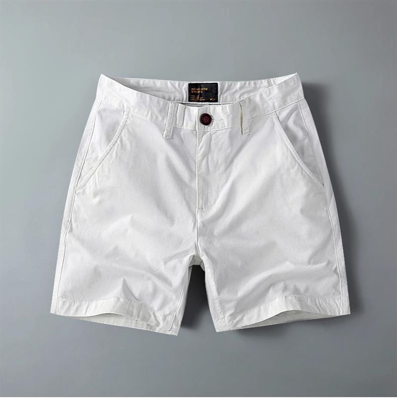 Short cargo homme en coton stretch, style casual américain, coupe droite et ajustée, tendance estivale, coloris kaki à quatre poches.