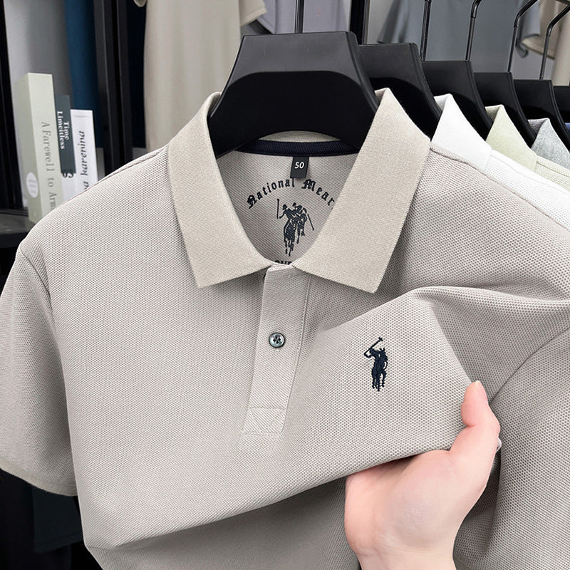 Polo homme en coton pur, manches courtes, col à revers, broderie poney, coupe standard, tissu respirant, modèle estival tendance.