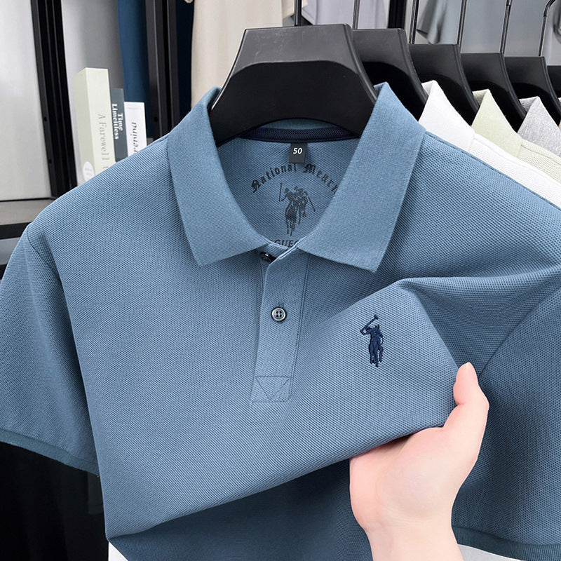 Polo homme en coton pur, manches courtes, col à revers, broderie poney, coupe standard, tissu respirant, modèle estival tendance.