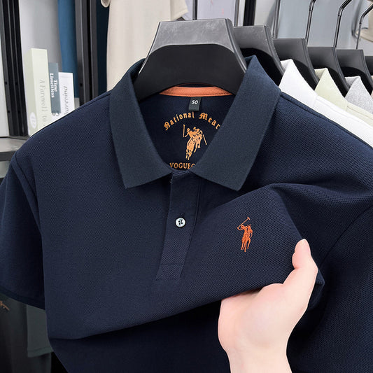 Polo homme en coton pur, manches courtes, col à revers, broderie poney, coupe standard, tissu respirant, modèle estival tendance.