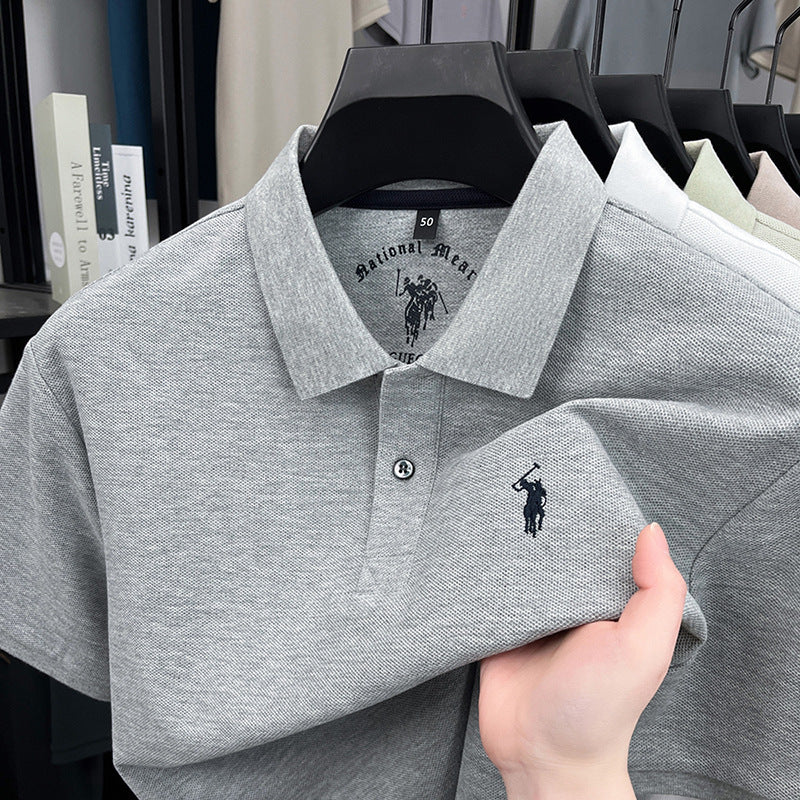 Polo homme en coton pur, manches courtes, col à revers, broderie poney, coupe standard, tissu respirant, modèle estival tendance.