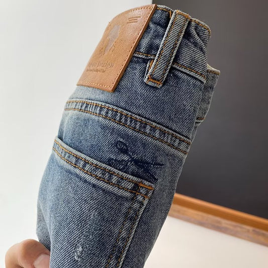 Pantalon mi-long simple et polyvalent, en jean bleu délavé, coupe décontractée pour homme.