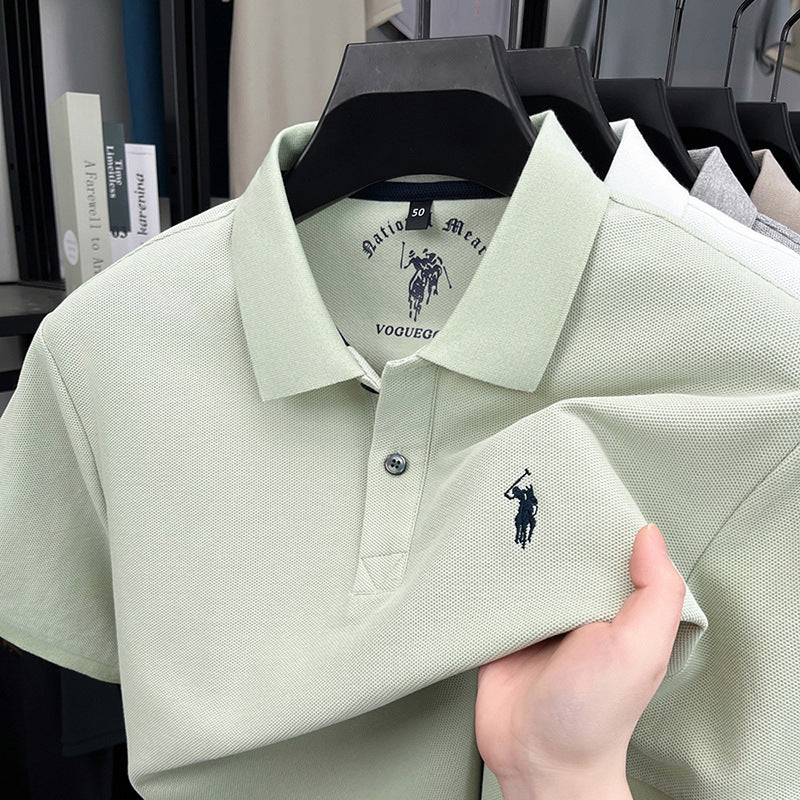 Polo homme en coton pur, manches courtes, col à revers, broderie poney, coupe standard, tissu respirant, modèle estival tendance.