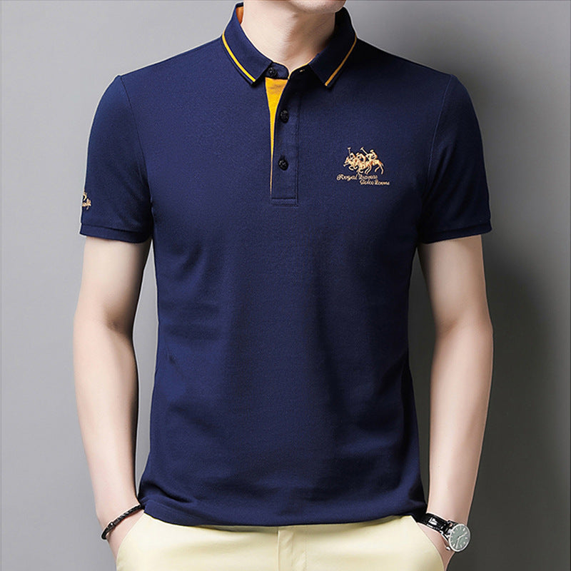 Polo homme grande taille, manches courtes, col à revers, brodé, style business casual, tenue idéale pour homme d'âge moyen.