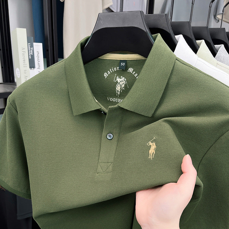 Polo homme en coton pur, manches courtes, col à revers, broderie poney, coupe standard, tissu respirant, modèle estival tendance.