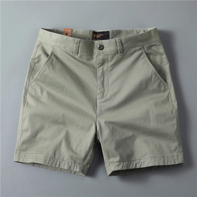 Short cargo homme en coton stretch, style casual américain, coupe droite et ajustée, tendance estivale, coloris kaki à quatre poches.