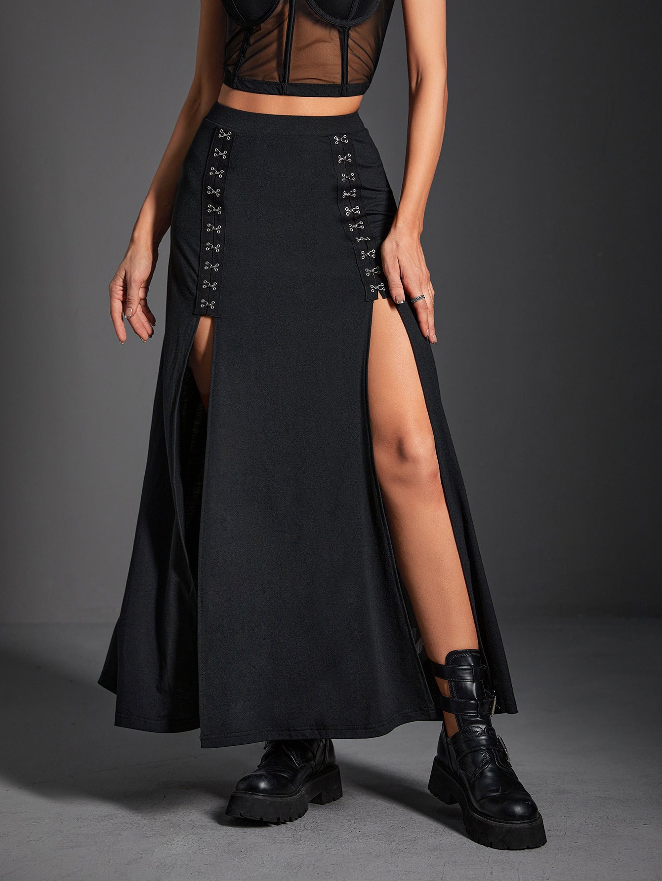 Jupe Gothique Sexy avec Fente & Détails Métal  Look Dark Rétro