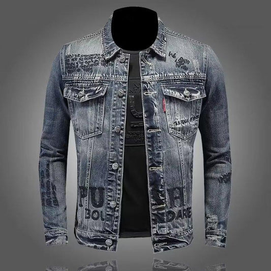 Veste en jean pour homme  style streetwear européen et américain, col à revers, coupe mi-saison, inspiration motard, look audacieux et tendance.